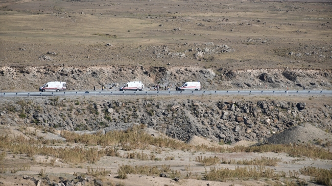 Düzensiz göçmenleri taşıyan minibüs devrildi: 2 ölü, 30 yaralı